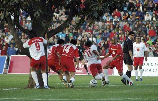 Странное футбольное поле