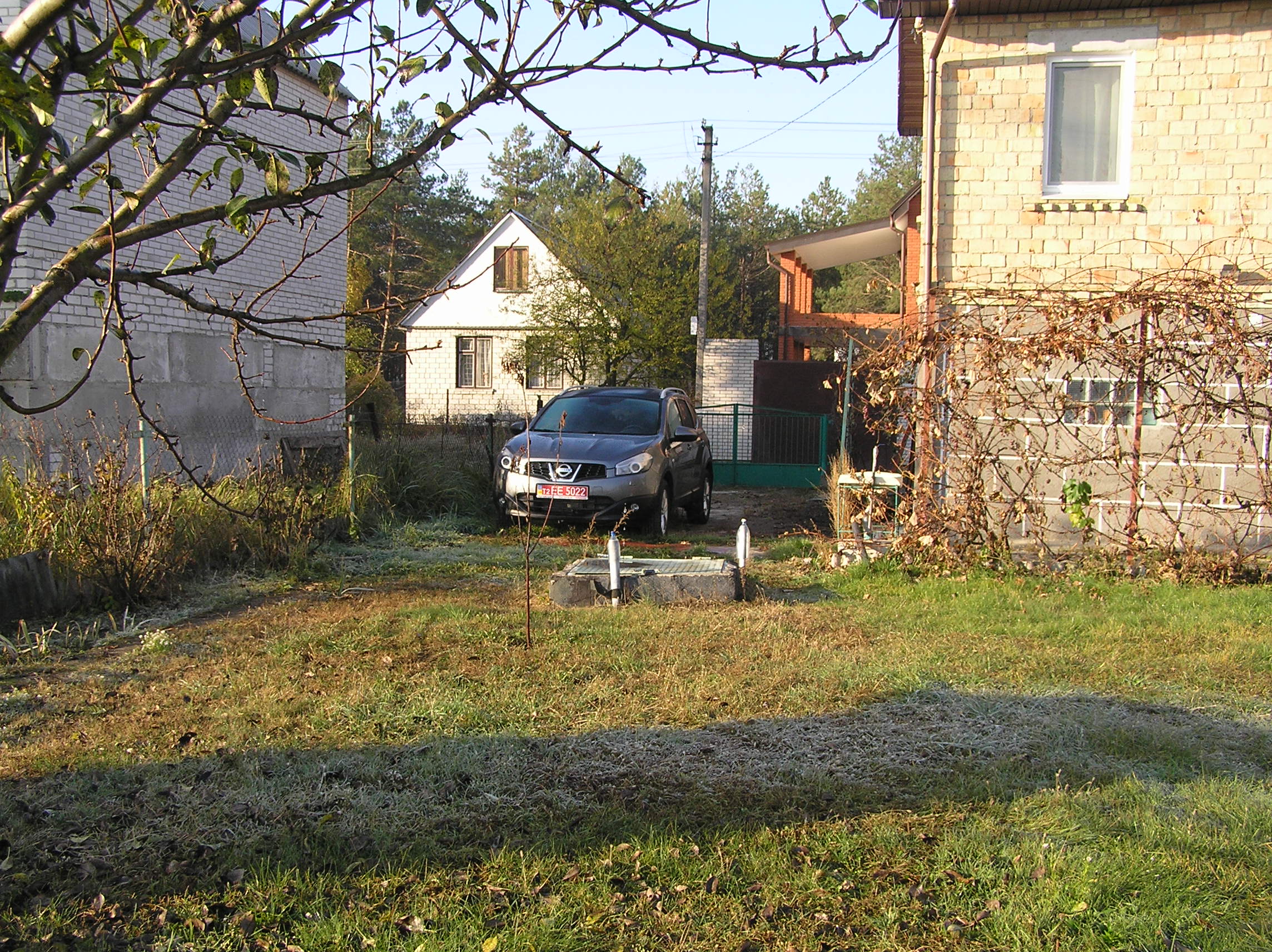 Новое авто на заднем плане
